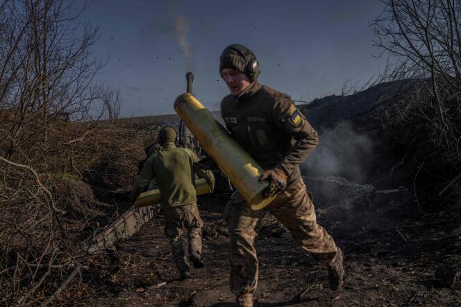 Ukrainian soldiers fire at Russian positions outside Baghmouth on November 8, 2022.