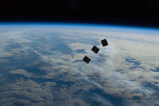 Nanosatélites CubeSat en el espacio.