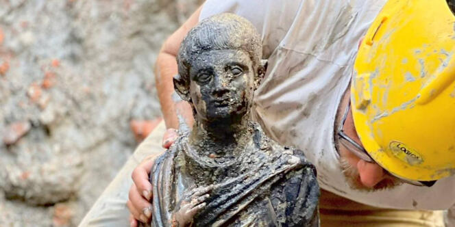 Une statue en bronze retrouvée sur le site étrusque de San Casciano dei Bagni, en Toscane, le 3 novembre 2022.