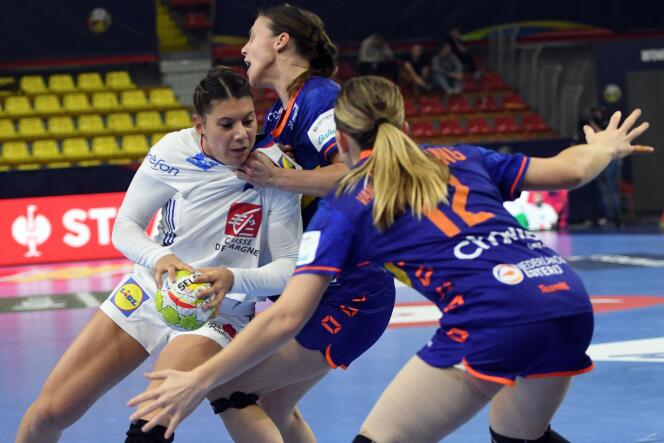 La Française Laura Flippes (en blanc) et la Néerlandaise Bo van Wetering (de dos) lors du tour préliminaire du championnat d’Europe de handball féminin, à Skopje, le 9 novembre 2022.