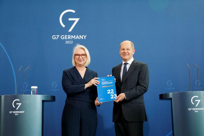 Le chancelier allemand, Olaf Scholz, et la dirigeante du « conseil des sages » allemand, Monika Schnitzer, à Berlin, le 9 novembre 2022. 