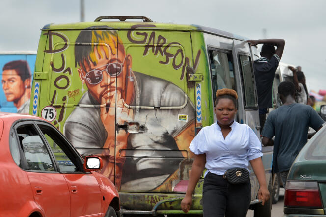 Un véhicule peint du portrait de DJ Arafat, à Abidjan, en août 2019.