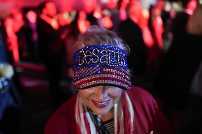 Une femme supportrice de Ron DeSantis porte une casquette décorée à son effigie. A Tampa, en Floride. Le 8 novembre 2022.