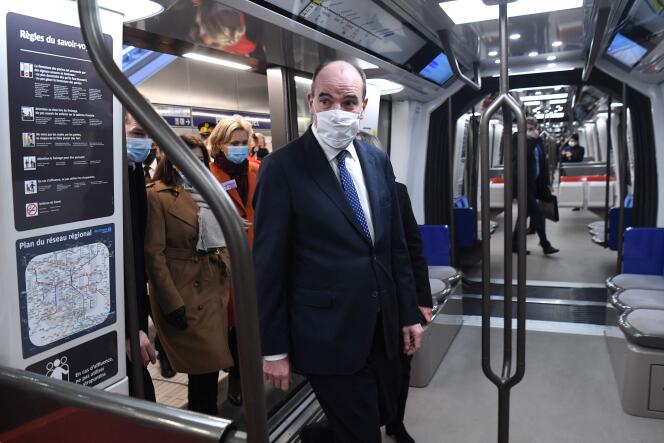 Jean Castex accompagné d’Anne Hidalgo, maire de Paris, et de Valérie Pécresse, présidente de la région Ile-de-France, lors de l’inauguration de l’extension de la ligne 14 du métro, le 14 décembre 2020.