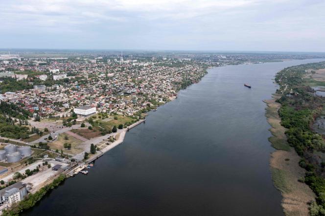Une vue aérienne de la ville de Kherson, séparée par le fleuve Dniepr. L’armée russe a indiqué qu’elle se retirait pour se regrouper sur la rive gauche du Dniepr.