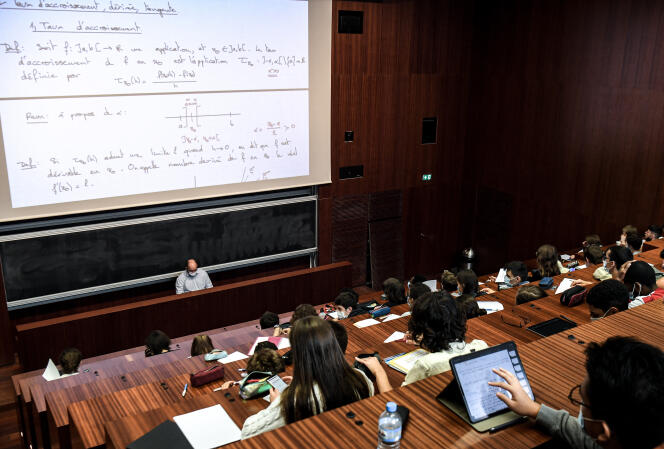 Des étudiants assistent à un cours à l’Institut de mathématiques d’Orsay de l’université Paris-Saclay, le 17 septembre 2021. 