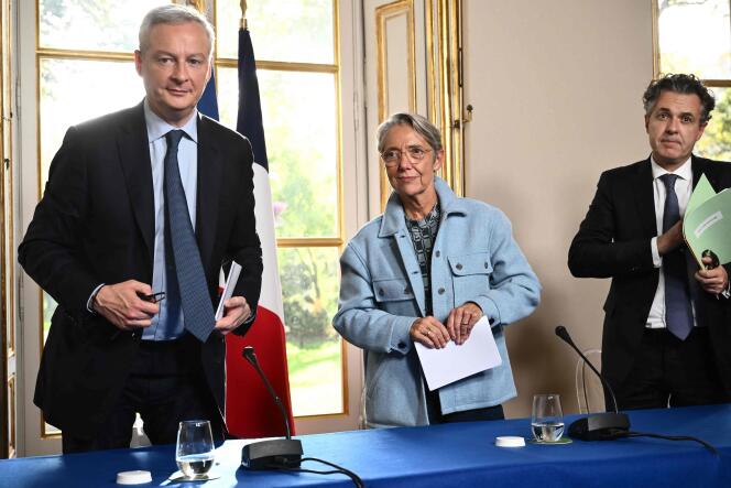  Bruno Le Maire, Elisabeth Borne, et Christophe Béchu à la suite d’une conférence de presse pour annoncer des mesures visant à alléger la pression exercée par la hausse des prix de l’énergie sur les collectivités, les entreprises et les services publics, à l’hôtel Matignon à Paris, le 27 octobre 2022. 