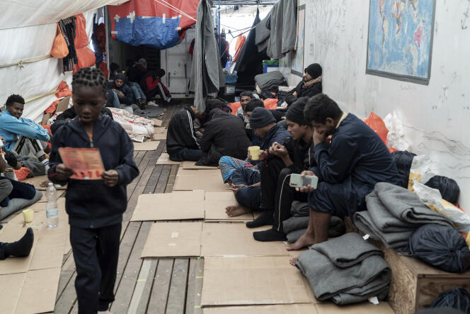 Migrantes a bordo del “Ocean Viking” de la ONG SOS Méditerranée, 6 de noviembre de 2022. Las 234 personas rescatadas por el barco humanitario finalmente serán acogidas por Francia.