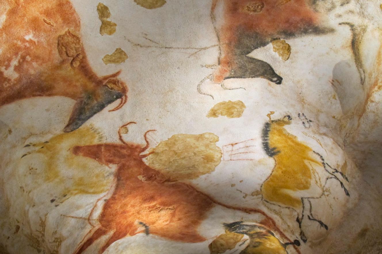 Reproduction de la peinture originale du plafond avec chevaux, aurochs et buffles rouges, prise le 08/12/2016 au Centre international de l'art pariétal Montignac-Lascaux à Montignac (France). Lascaux IV ouvre une nouvelle réplique de la célèbre grotte.