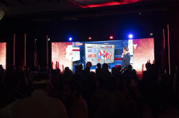 Attente des résultats du scrutin lors de la soirée électorale des républicains dans un resort à Scottsdale près de Phoenix, Arizona, Etats-Unis, le soir des midterms, le 8 novembre 2022.