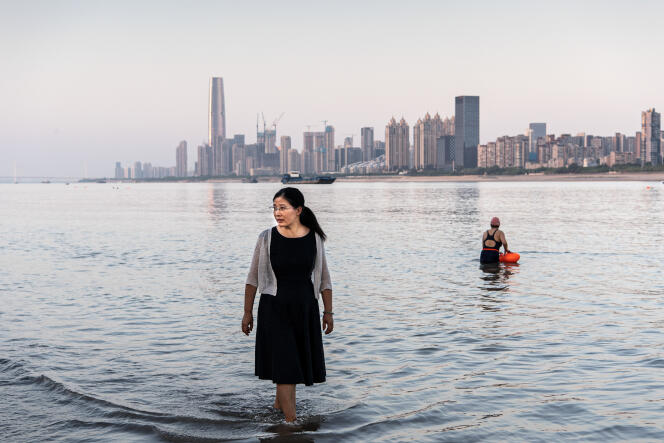 Orang-orang bermain di sepanjang Sungai Yangtze di Wuhan pada 5 September 2022. 