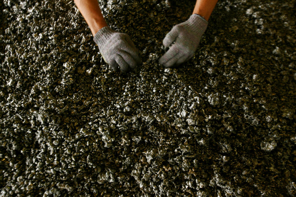 FILE PHOTO: A worker displays nickel ore in a ferronickel smelter owned by state miner Aneka Tambang Tbk at Pomala district, Indonesia, March 30, 2011. REUTERS/Yusuf Ahmad/File Photo