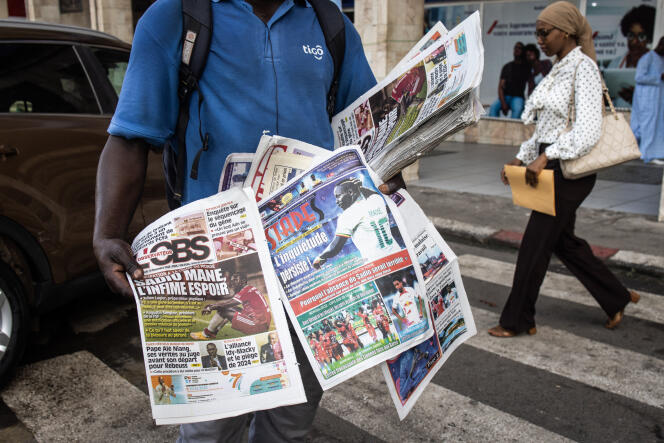 Un marchand de journaux à Dakar, le 10 novembre 2022.