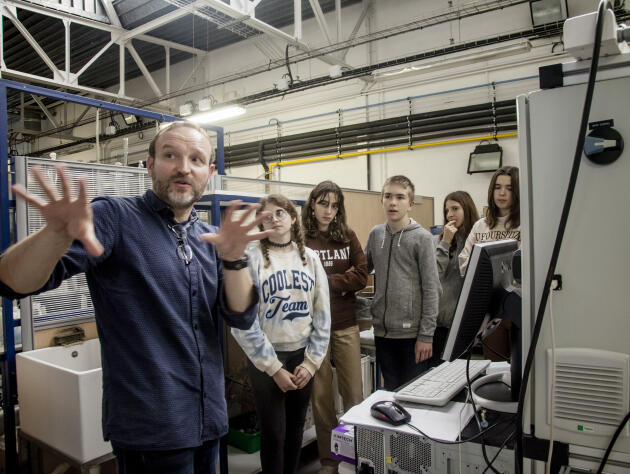 Jérôme Labanowski, CNRS researcher, visits the IC2MP laboratory in Poitiers (Vienne) to a first class of the Jean-Moulin high school in Thouars (Deux-Sèvres), as part of the COP27 high school student, on October 20, 2022.