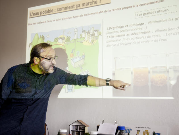 Jérôme Labanowski, chargé de recherches au CNRS, présente les données de l’eau dans la région à une classe de première du lycée Jean-Moulin de Thouars (Deux-Sèvres), dans le cadre de la COP27 lycéenne, le 20 octobre 2022.