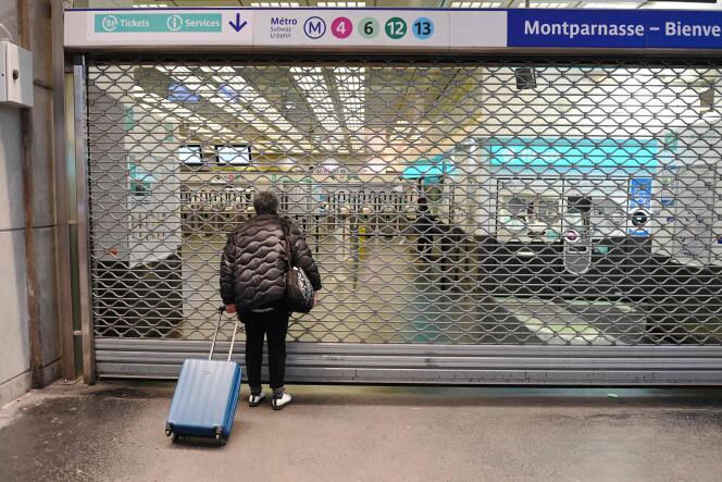 Le portail fermé de la station de métro Montparnasse-Bienvenue à Paris, le 10 novembre 2022. La RATP réclame des augmentations de salaire et l’amélioration des conditions de travail.