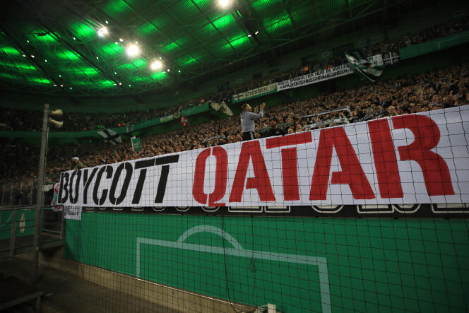 Un appel au boycott de la Coupe du monde de football lors d’un match du championnat allemand, en octobre 2022.