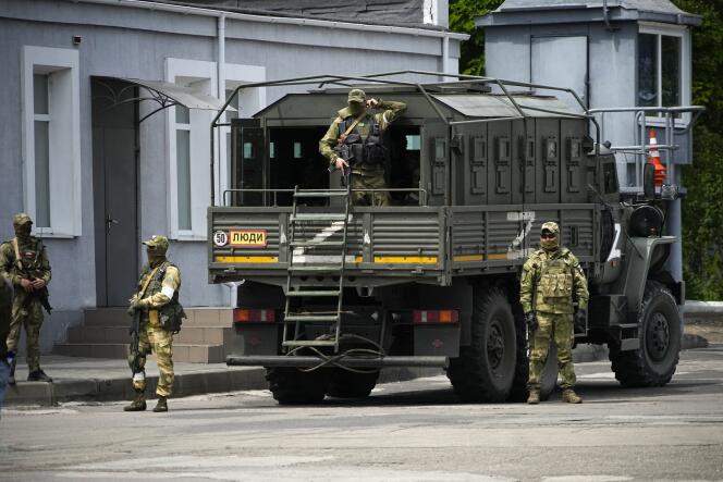 Des soldats russes gardent une zone alors qu'un groupe de journalistes étrangers se rend à Kherson, dans la région de Kherson, dans le sud de l'Ukraine, le 20 mai 2022.