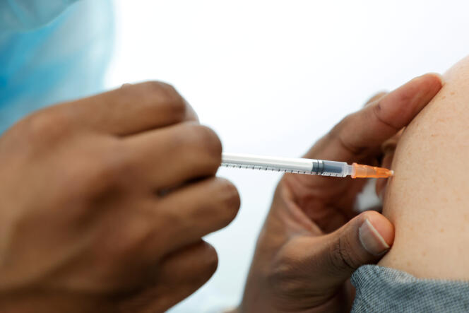 Un professionnel de santé administre le vaccin de Pfizer-BioNTech à une femme dans le centre de vaccination de Neuilly-sur-Seine, le 21 février 2021.