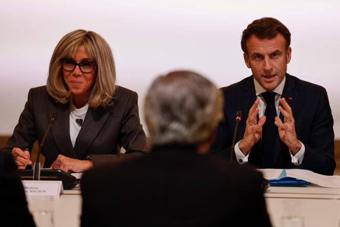 Brigitte Macron et Emmanuel Macron ont assisté à une table ronde sur la protection des enfants dans l’environnement numérique au palais de l’Elysée dans le cadre du Forum de Paris sur la paix, le 10 novembre 2022.