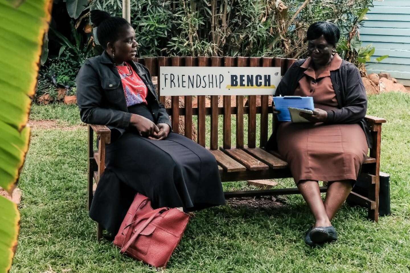 Thérapie sur bancs publics : un remède de grands-mères du Zimbabwe au Mondial de football