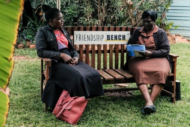 Une séance de thérapie sur un banc public à Harare, le 4 novembre 2022.
