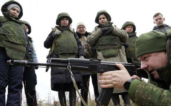 Des volontaires militaires et des civils russes suivent un entraînement au tir dans un champ de tir de la région de Rostov, le 11 novembre 2022.