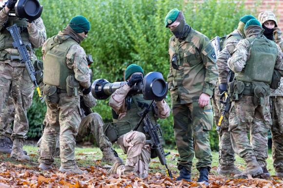 Ukrainian soldiers take part in a training exercise organized by members of the Joint Expeditionary Force, in the northeast of England, November 9, 2022.