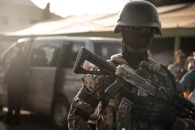 Un membre des forces spéciales de l’armée malienne à Kati, en janvier 2022.
