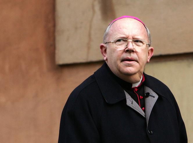 (FICHIERS) Dans cette photo d'archive prise le 23 mars 2006, l'archevêque de Bordeaux Jean-Pierre Ricard de France arrive à la salle du synode au Vatican. 