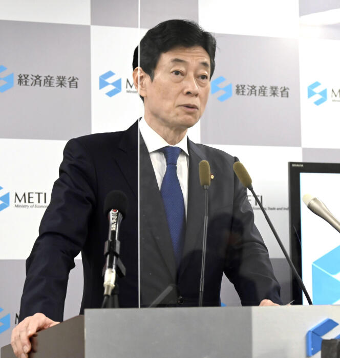 Yasutoshi Nishimura, ministre de l’économie, du commerce et de industrie, lors d’une conférence de presse, le 11 novembre à Tokyo.
