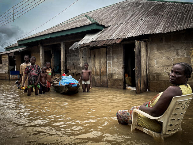 Residentes de Oporoma, Nigeria, el 6 de noviembre de 2022. Pasan el día y la noche con los pies en el agua.  Los más pobres viven en casas de barro, muy vulnerables al mal tiempo.  La casa de Jikyia Stephen Malachi fue completamente arrasada por la inundación y ella lo perdió todo.