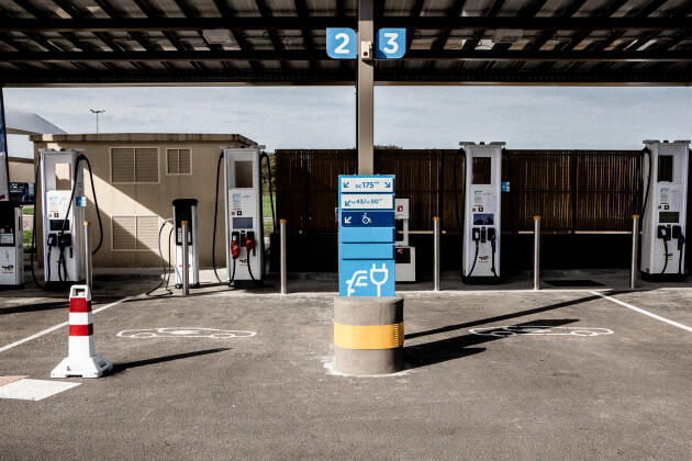 Des bornes de recharge pour véhicules électriques dans une station TotalEnergies, à Montchanin (Saône-et-Loire), le 27 octobre 2022. 