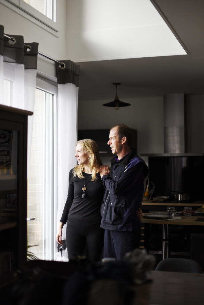 Philippe et Maureen Vergat, dans leur appartement acheté dans le quartier des Marjoberts, à Cergy, le 3 novembre 2022.