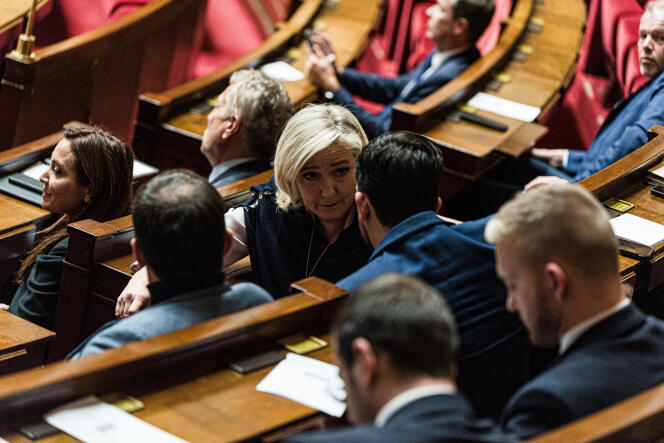La présidente du groupe RN, Marine Le Pen, en discussion avec le député RN de la Somme, Jean-Philippe Tanguy, à l’Assemblée nationale, à Paris, le 4 novembre 2022. 