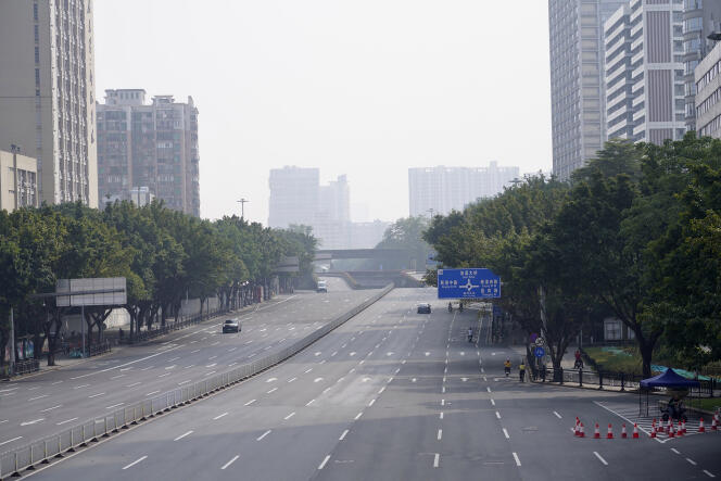 Dans le district de Haizhu à Canton (Guangzhou), peu de véhicules étaient aperçus sur les routes vendredi 11 novembre 2022. 