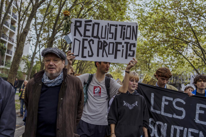 Lors de la journée de mobilisation intersyndicale et de grève interprofessionnelle « pour l’augmentation des salaires et la défense du droit de grève », à Paris, le 18 octobre 2022.