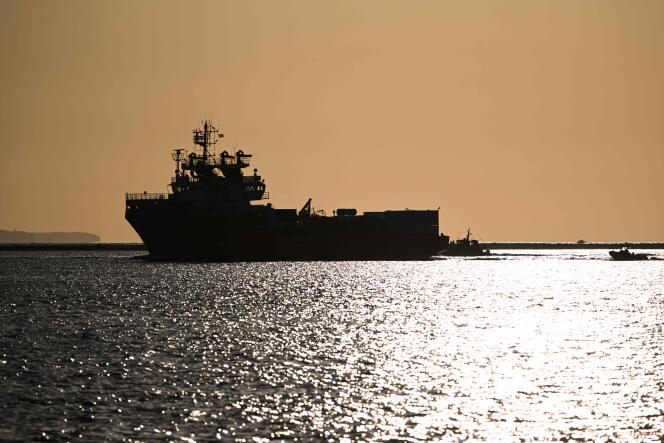 L'Ocean viking escorté par un bateau militaire arrive à Toulon, dans le sud de la France, avec des migrants à bord, le 11 novembre 2022. 