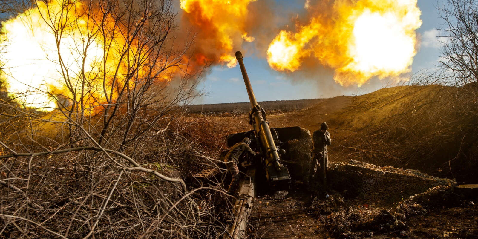 Tirs de l’armée ukrainienne près de Soledar, dans la région de Donetsk.
