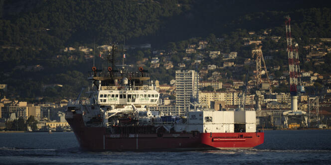 Le navire humanitaire « Ocean-Viking » entre dans le port de Toulon, vendredi 11 novembre 2022. 