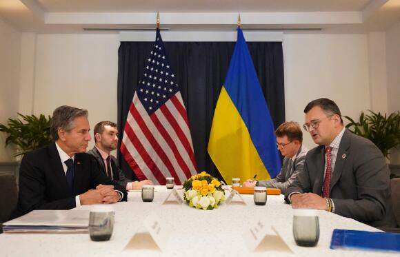 El Ministro de Relaciones Exteriores de Ucrania, Dmytro Kuleba (derecha), se reúne con el Secretario de Estado de los Estados Unidos, Antony Blinken (izquierda), con motivo de la cumbre de la ASEAN el sábado (12 de noviembre) en Phnom Penh.