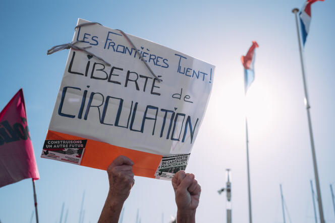 People demonstrate their support for migrants at the port of Toulon, where the “Ocean-Viking” arrived on November 11. 