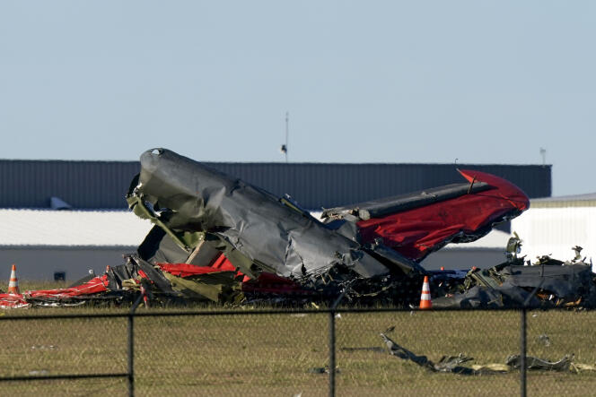 Des débris au sol après l’accident entre les deux avions, le 12 novembre 2022, à Dallas.