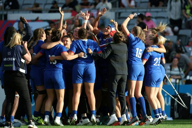 Les Bleues celebrano la medaglia di bronzo, vinta contro il Canada all'Eden Park di Auckland, in Nuova Zelanda, il 12 novembre 2022, per la Coppa del mondo di rugby femminile.