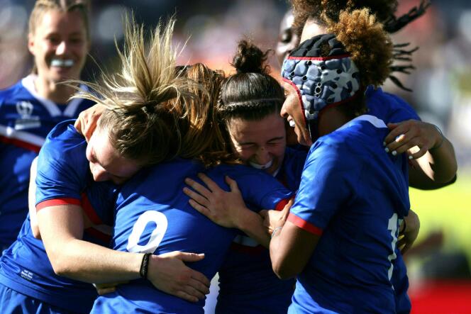 Les joueuses du XV de France se réjouissent de l’essai marqué par la demie de mêlée Pauline Bourdon, lors de la petite finale du mondial féminin de rugby, à l’Eden Park d’Auckland, en Nouvelle-Zélande, le 12 novembre 2022.