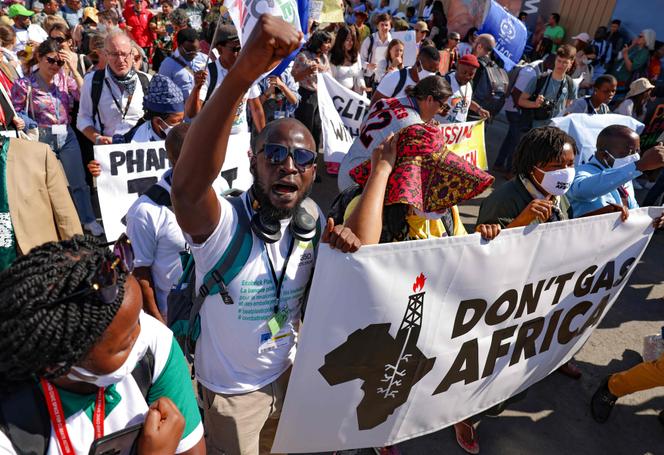 Des militants lors d’une marche à huis clos, pendant la conférence sur le climat COP27  à Charm El-Cheikh, le 12 novembre 2022. 