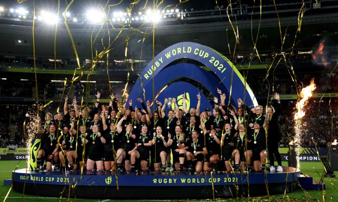 Les Néo-Zélandaises célèbrent leur sacre en Coupe du monde de rugby, acquis après leur victoire (34-31) sur les Anglaises, samedi 12 novembre, à l’Eden Park d’Auckland.