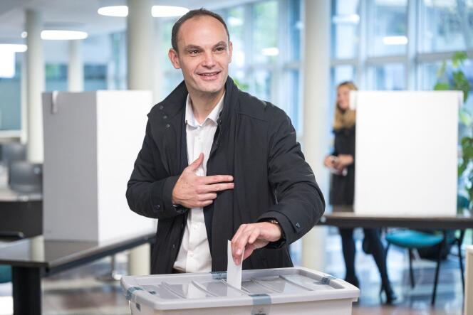 Il candidato conservatore alle elezioni presidenziali slovene, Anzi Lugar, vota al secondo turno di votazioni, il 13 novembre 2022, a Lubiana.