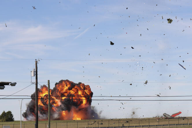 Explosion au sol après le crash de deux avions des années 1940 entrés en collision lors d’un spectacle aérien à Dallas, le 12 novembre 2022.