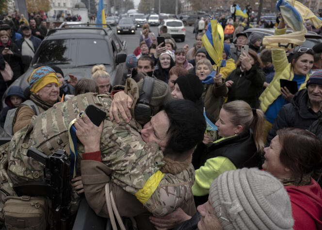 Des habitants accueillent des militaires ukrainiens sur la place de la Liberté, à Kherson, le 12 novembre 2022.